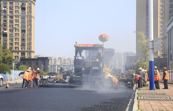 2020年3月20日上午，宜春市高士北路路面改造工程快速推進(jìn)，施工現(xiàn)場(chǎng)一片繁忙景象